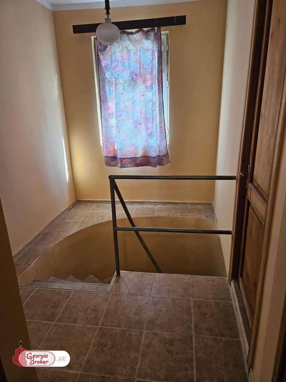 продается дом со старым ремонтом 6-комнат