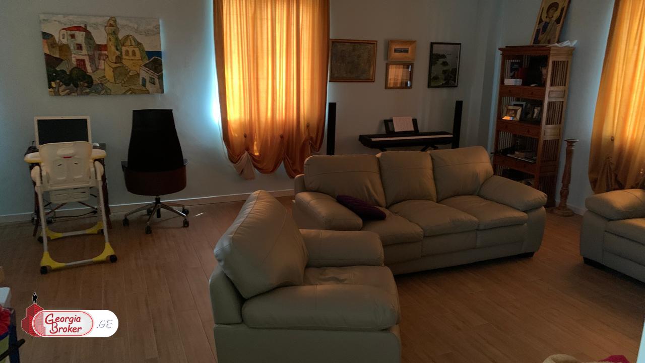 продается дом с новым ремонтом 5-комнат