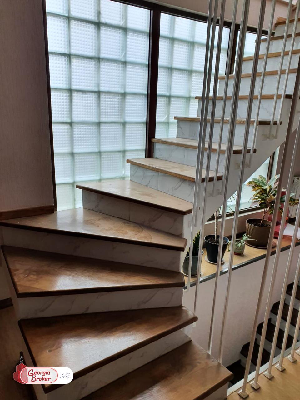 იყიდება ახალი გარემონტებული 6 ოთახიანი სახლი