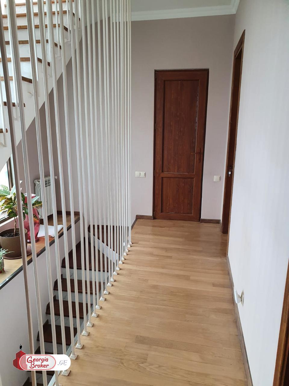 იყიდება ახალი გარემონტებული 6 ოთახიანი სახლი