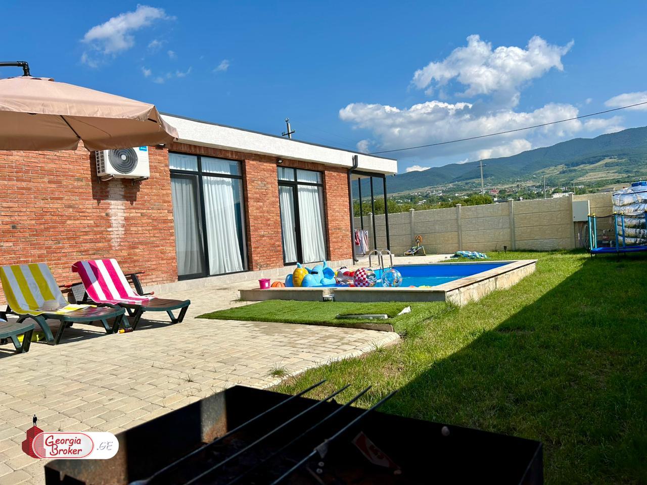 продается дом с новым ремонтом 4-комнаты