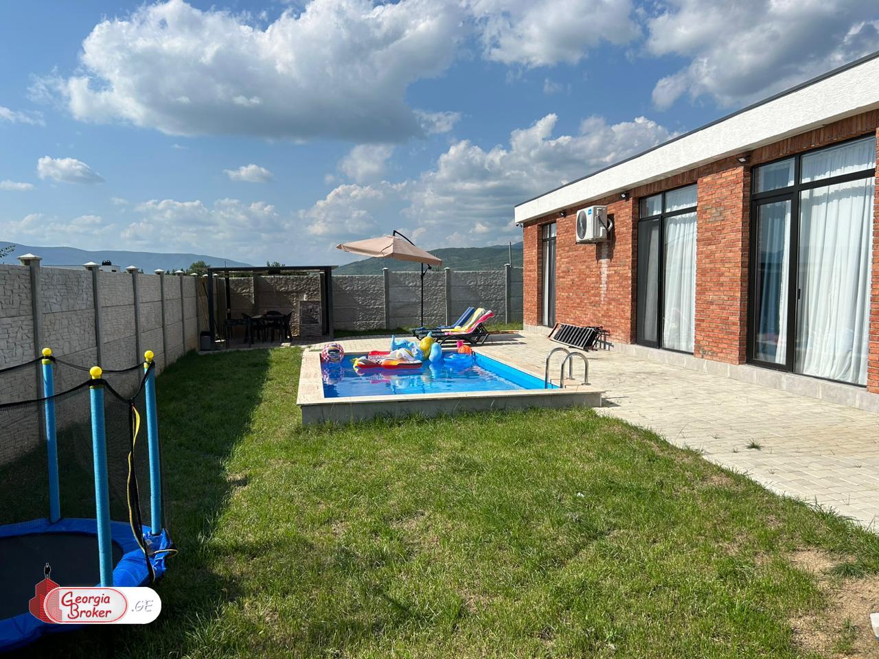 продается дом с новым ремонтом 4-комнаты