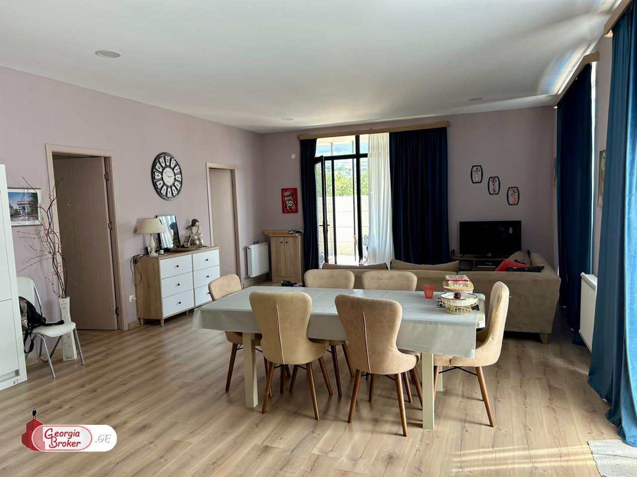 продается дом с новым ремонтом 4-комнаты