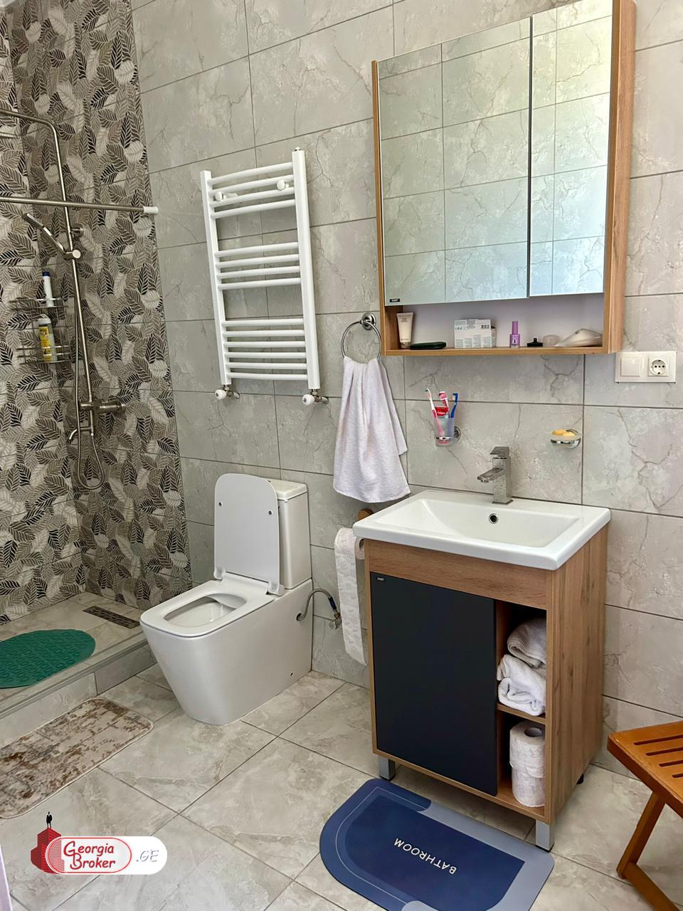 продается дом с новым ремонтом 4-комнаты