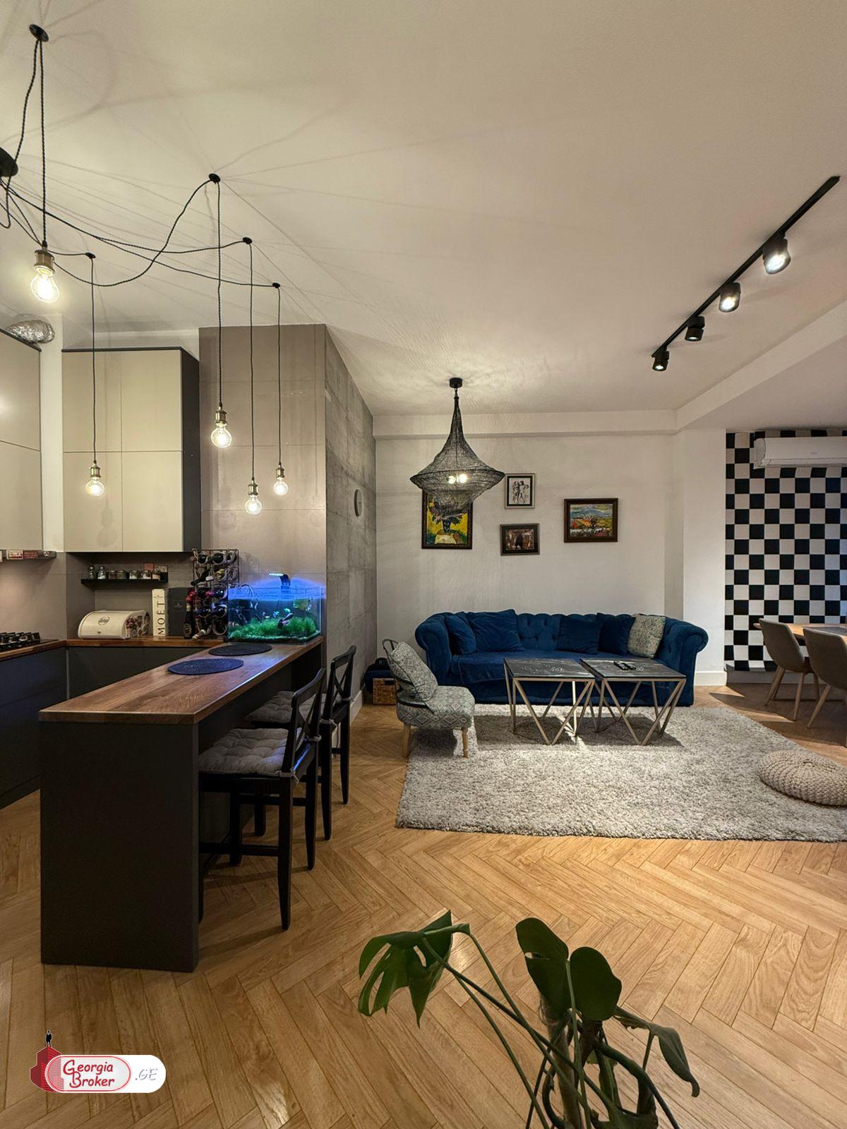 продается квартира с новым ремонтом 4-комнаты