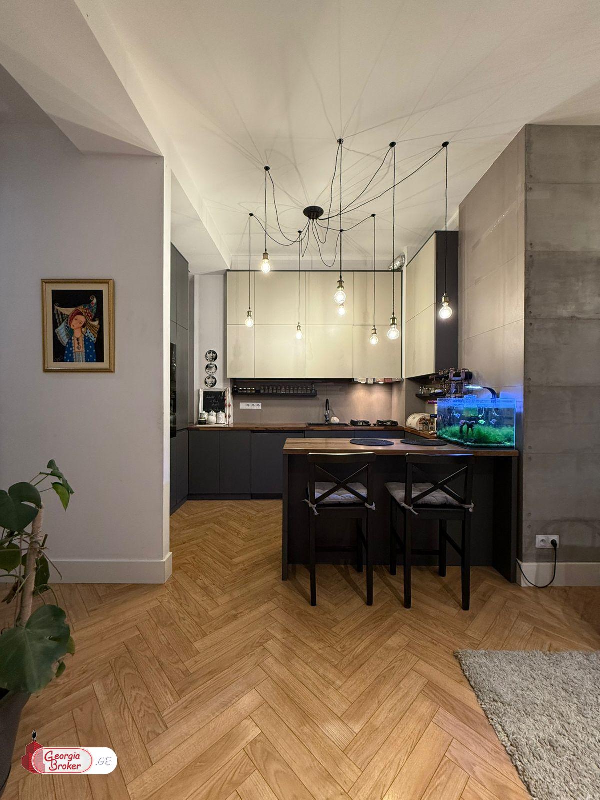 продается квартира с новым ремонтом 4-комнаты