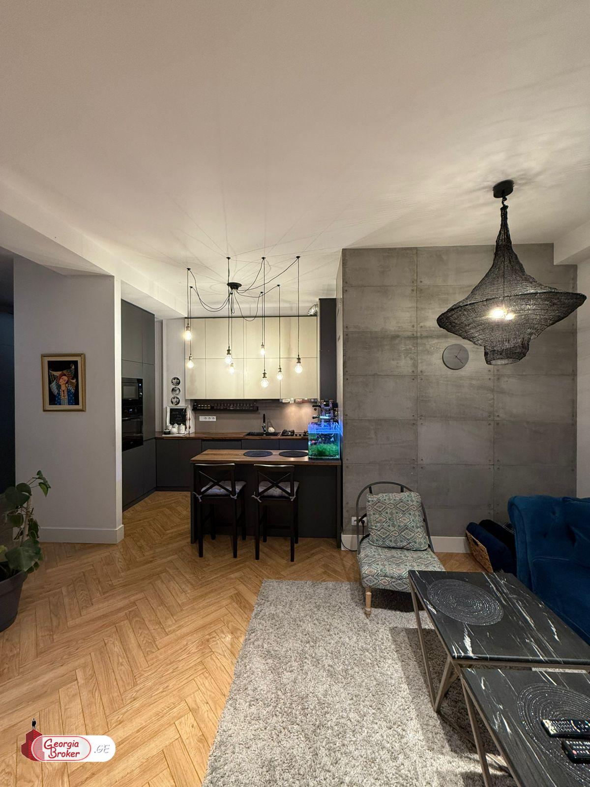 продается квартира с новым ремонтом 4-комнаты