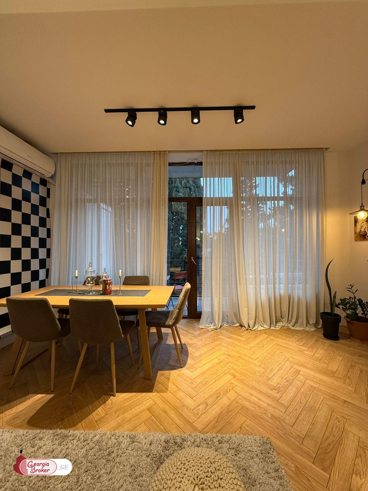 продается квартира с новым ремонтом 4-комнаты