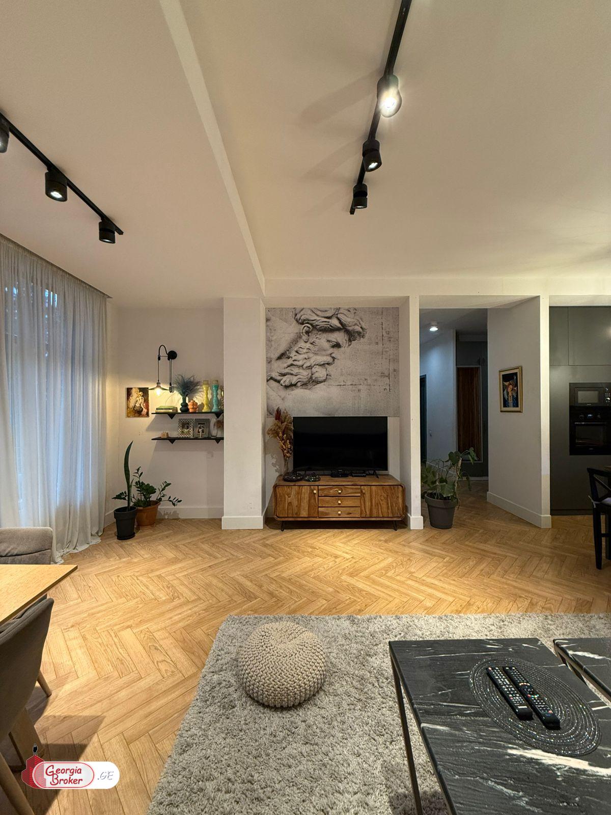 продается квартира с новым ремонтом 4-комнаты