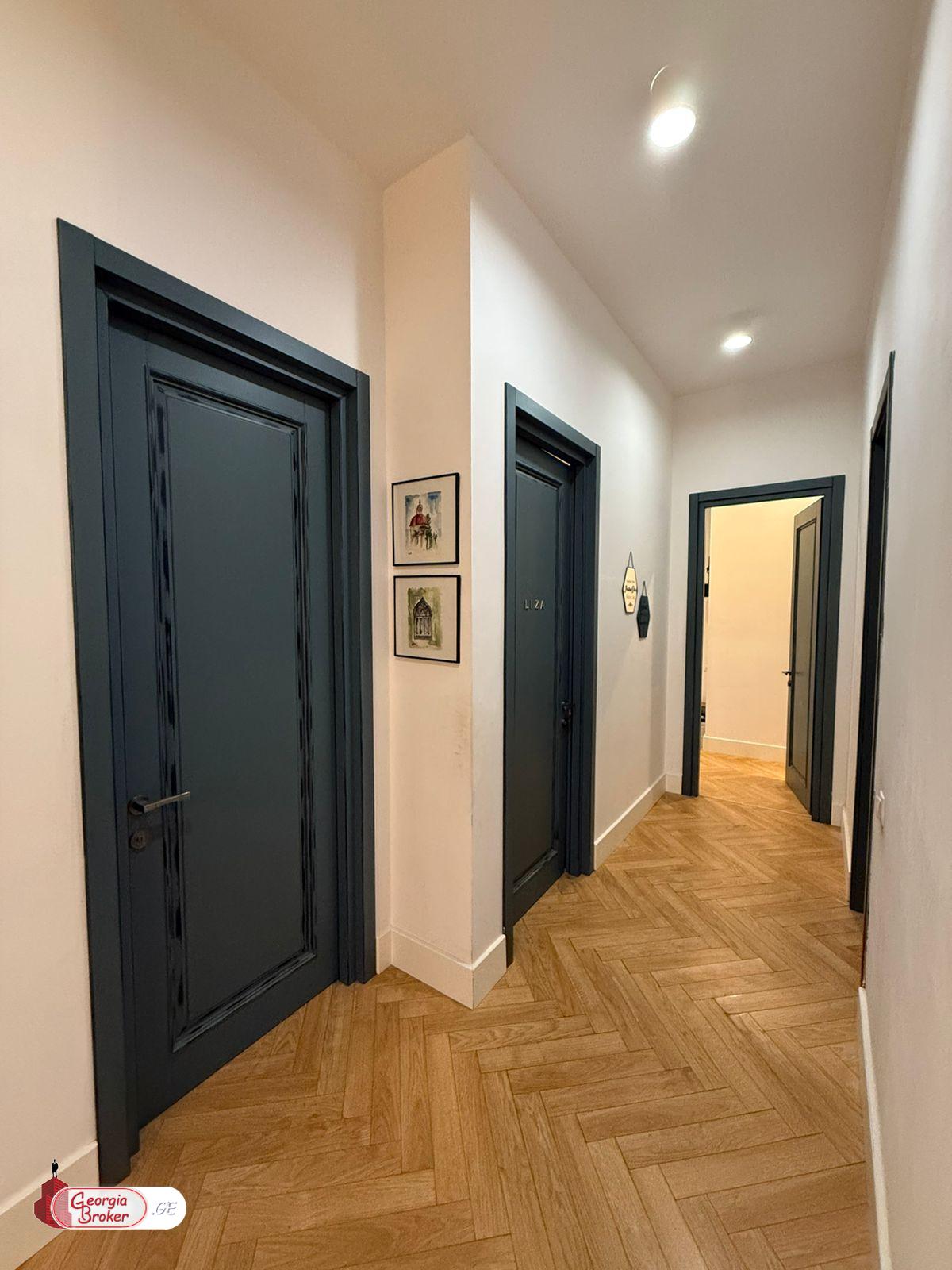 продается квартира с новым ремонтом 4-комнаты