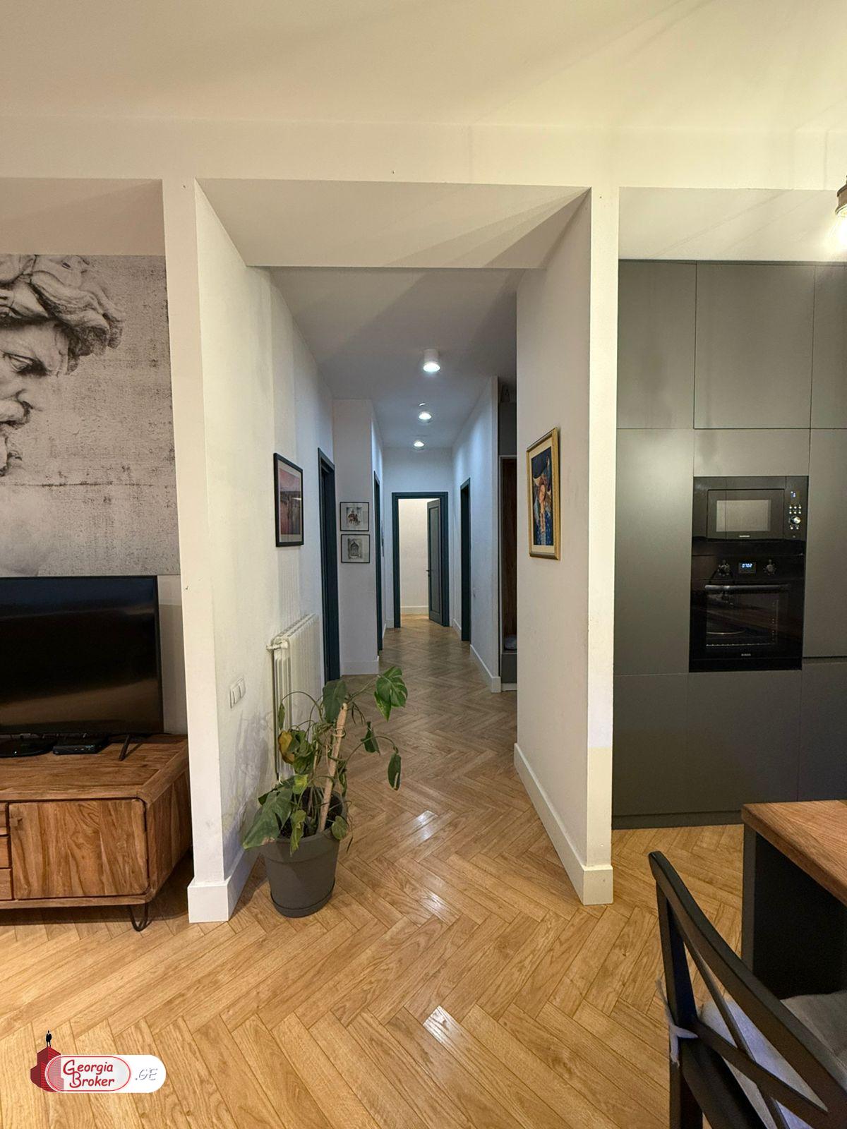 продается квартира с новым ремонтом 4-комнаты