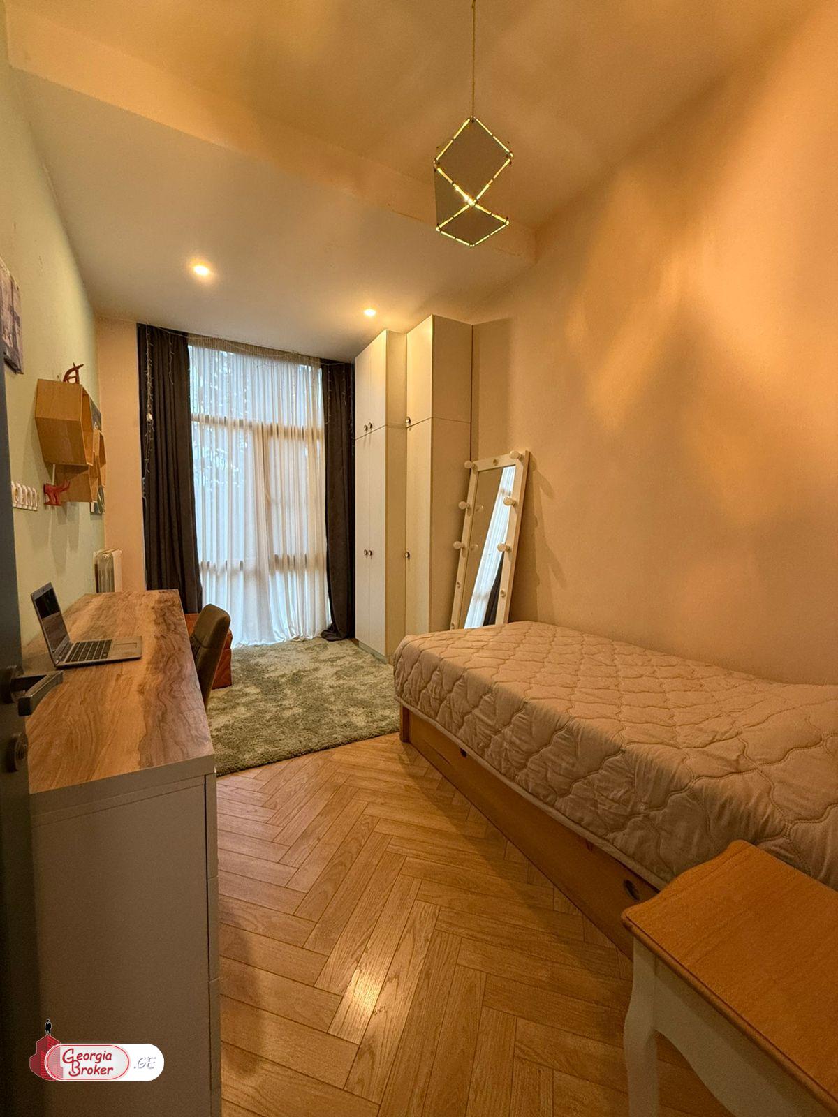 продается квартира с новым ремонтом 4-комнаты