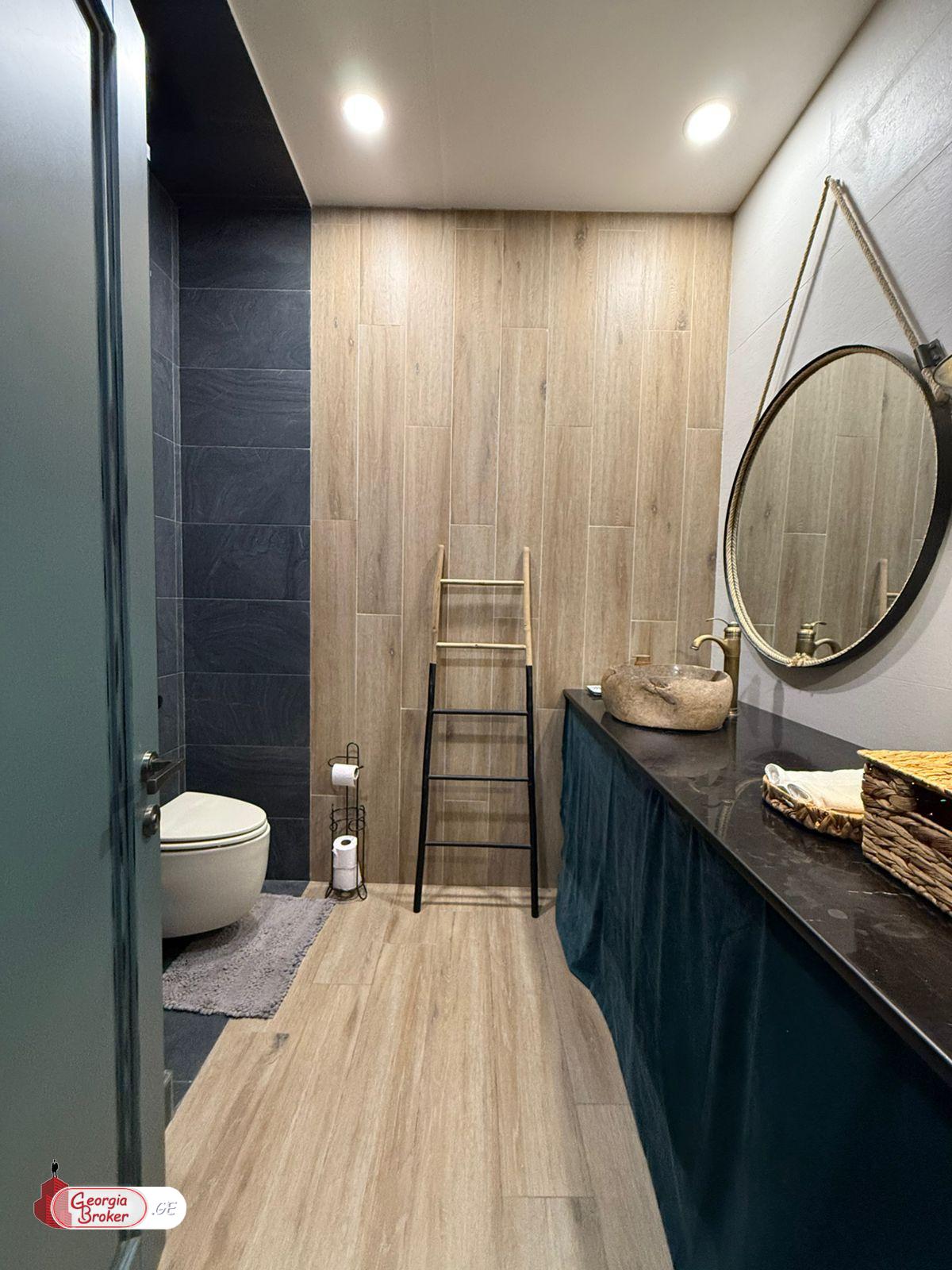 продается квартира с новым ремонтом 4-комнаты