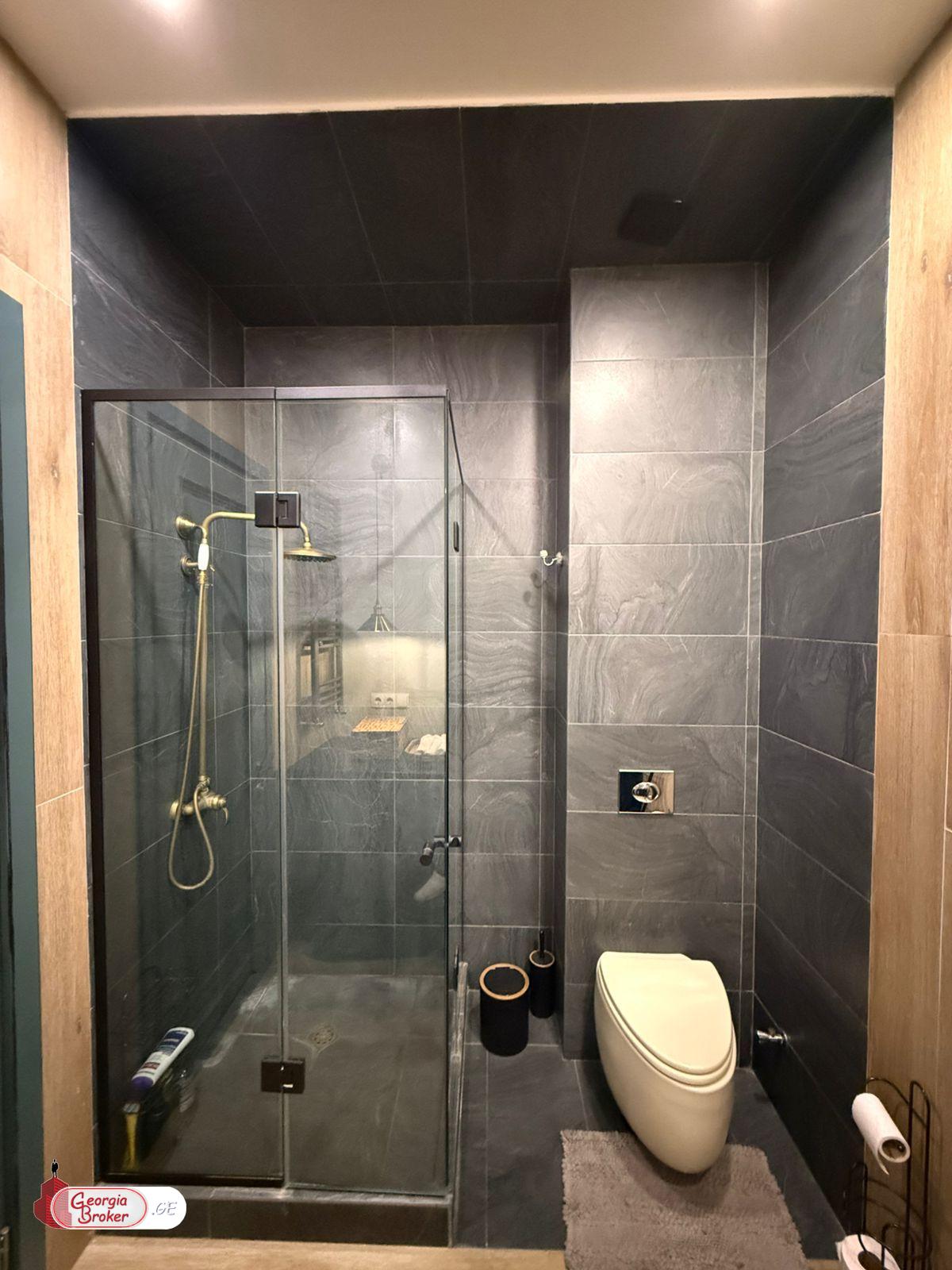 продается квартира с новым ремонтом 4-комнаты