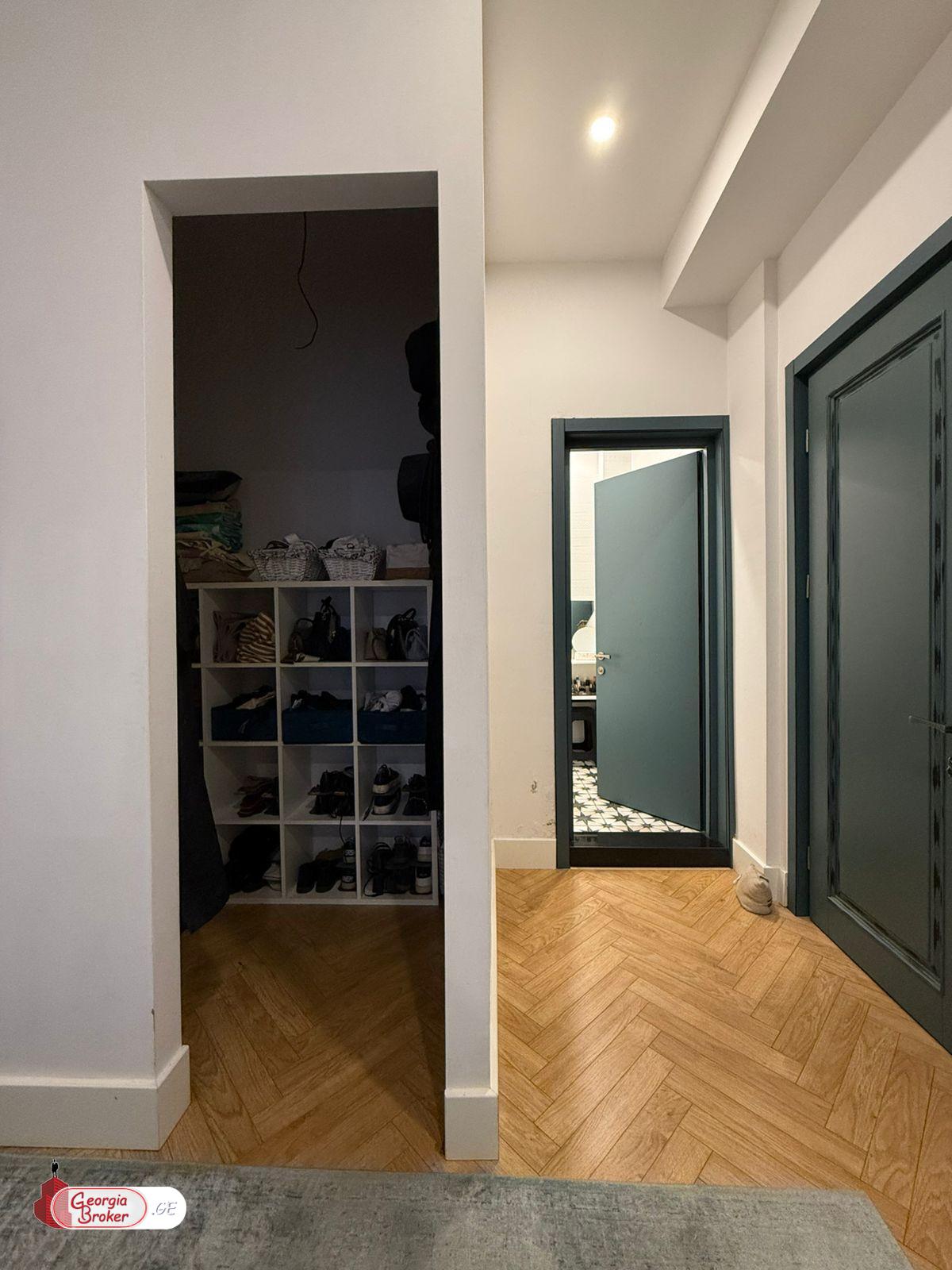 продается квартира с новым ремонтом 4-комнаты