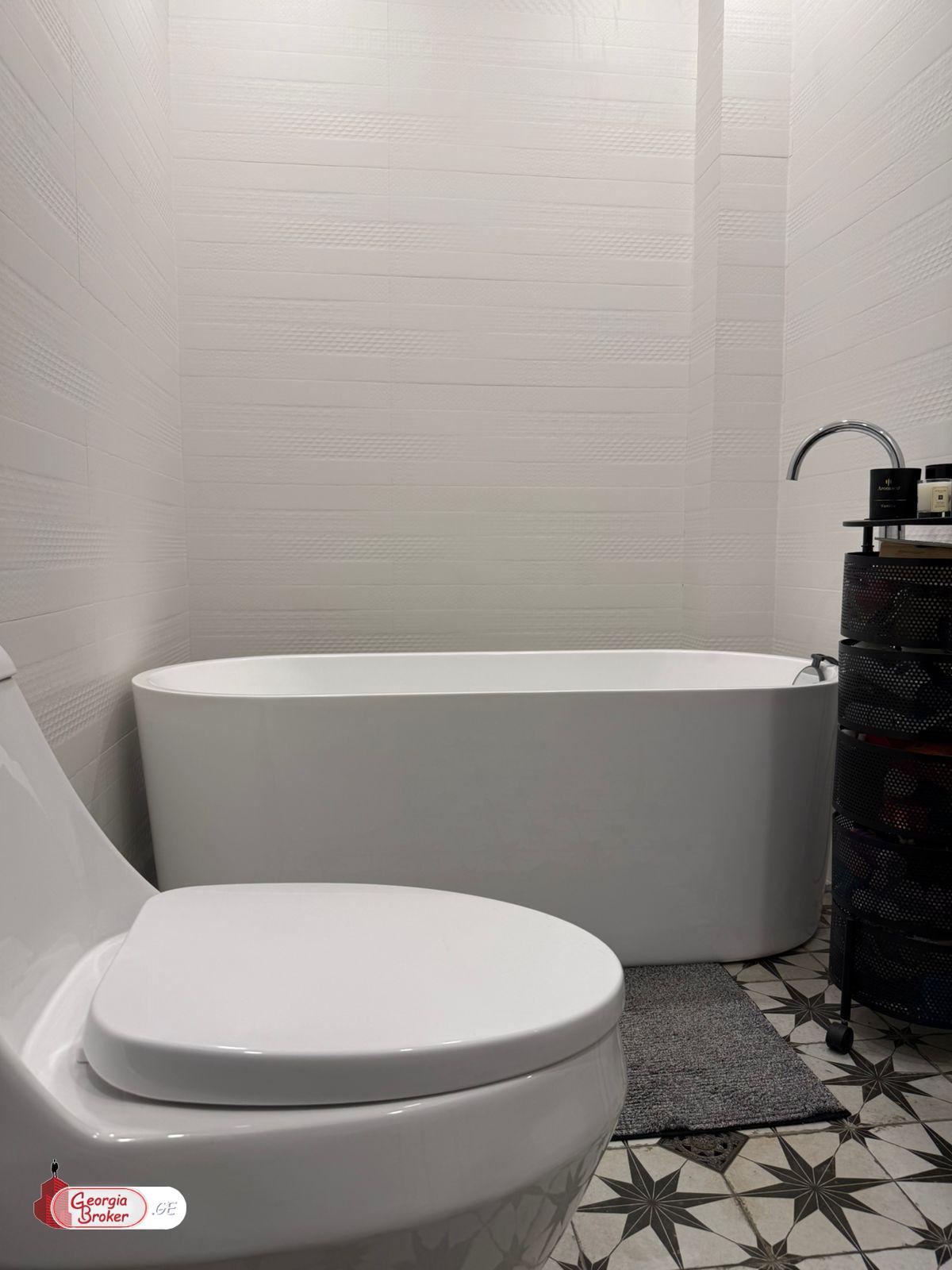 продается квартира с новым ремонтом 4-комнаты