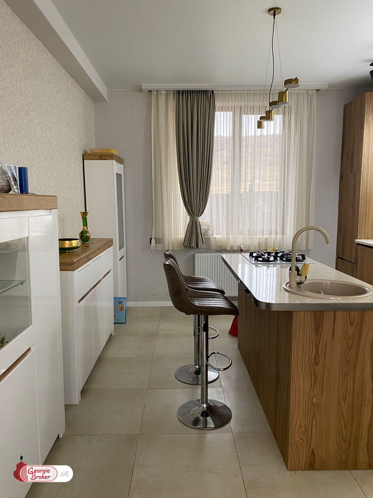 იყიდება ახალი გარემონტებული 6 ოთახიანი სახლი