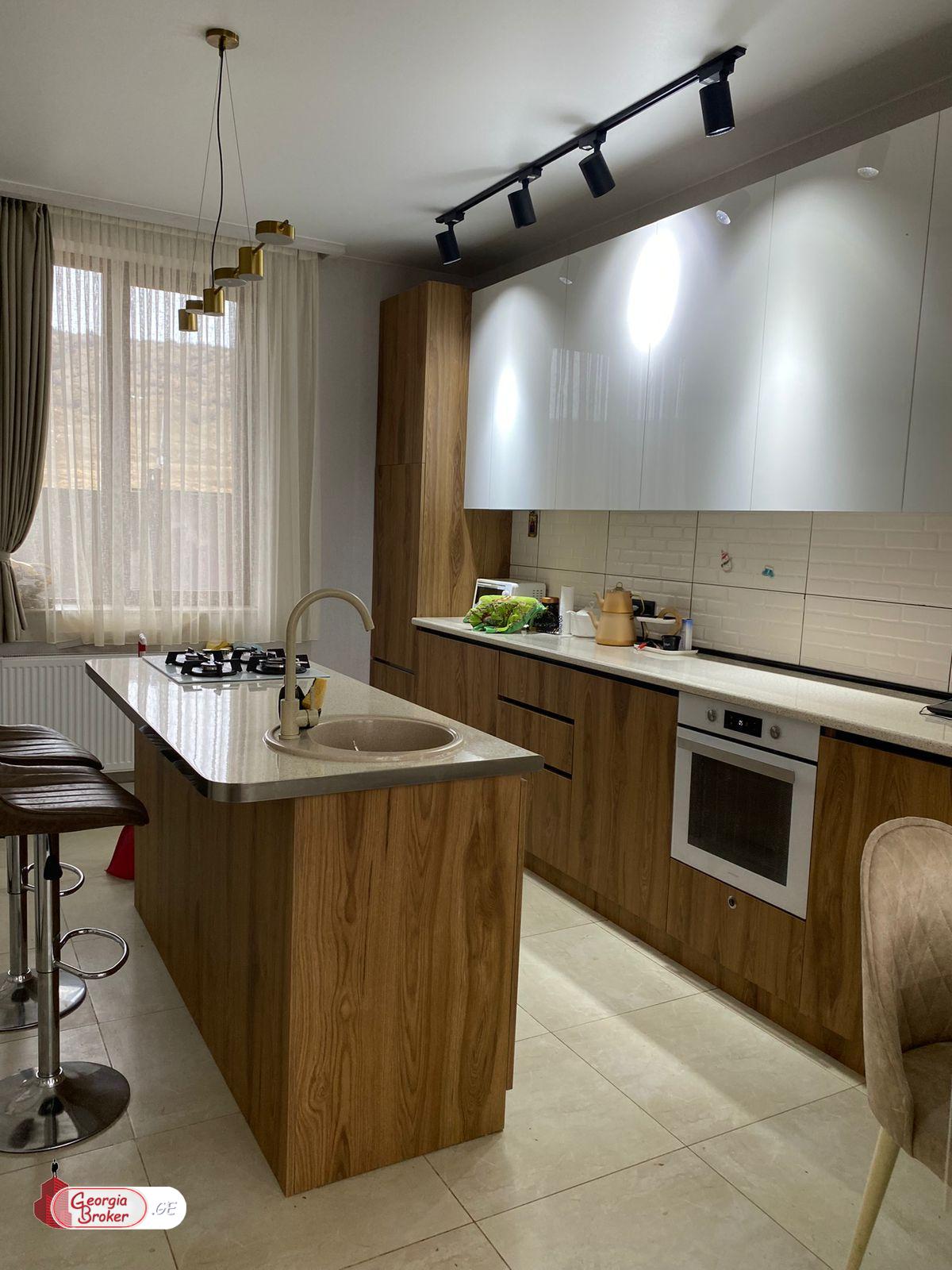 იყიდება ახალი გარემონტებული 6 ოთახიანი სახლი