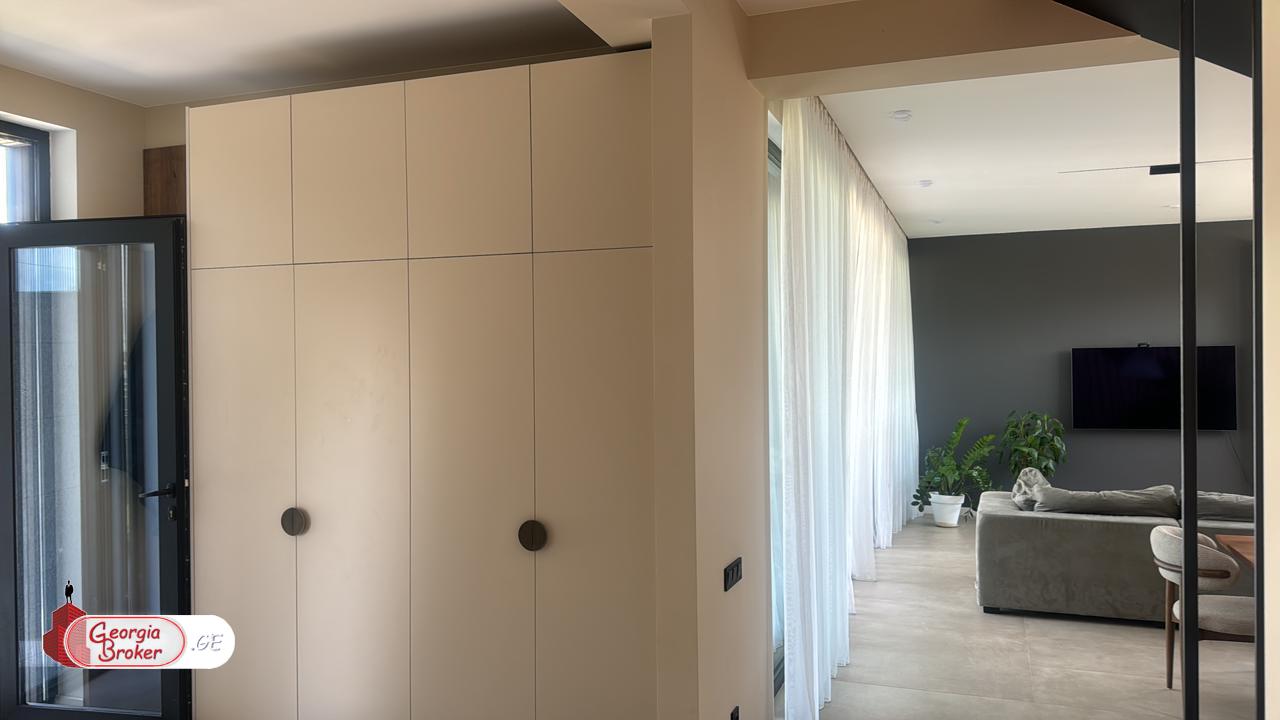 იყიდება ახალი გარემონტებული 7 ოთახიანი სახლი