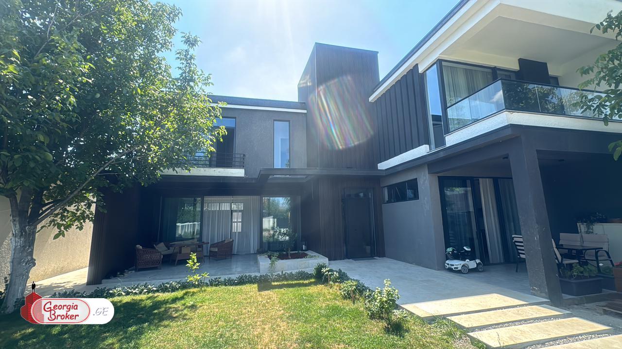 იყიდება ახალი გარემონტებული 7 ოთახიანი სახლი