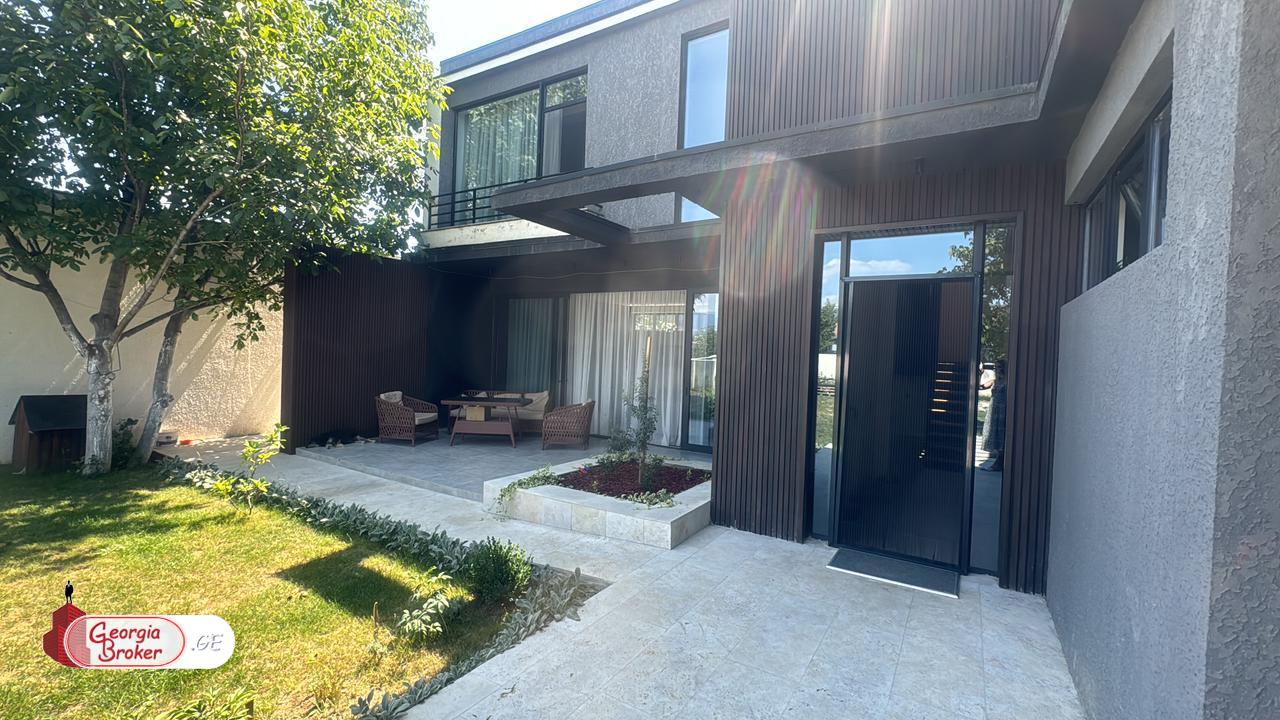 იყიდება ახალი გარემონტებული 7 ოთახიანი სახლი