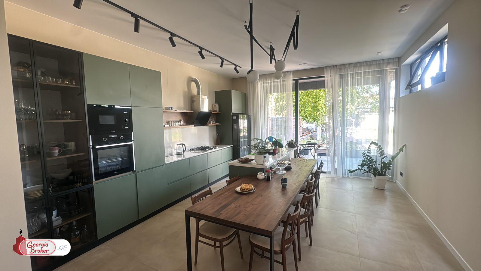 იყიდება ახალი გარემონტებული 7 ოთახიანი სახლი