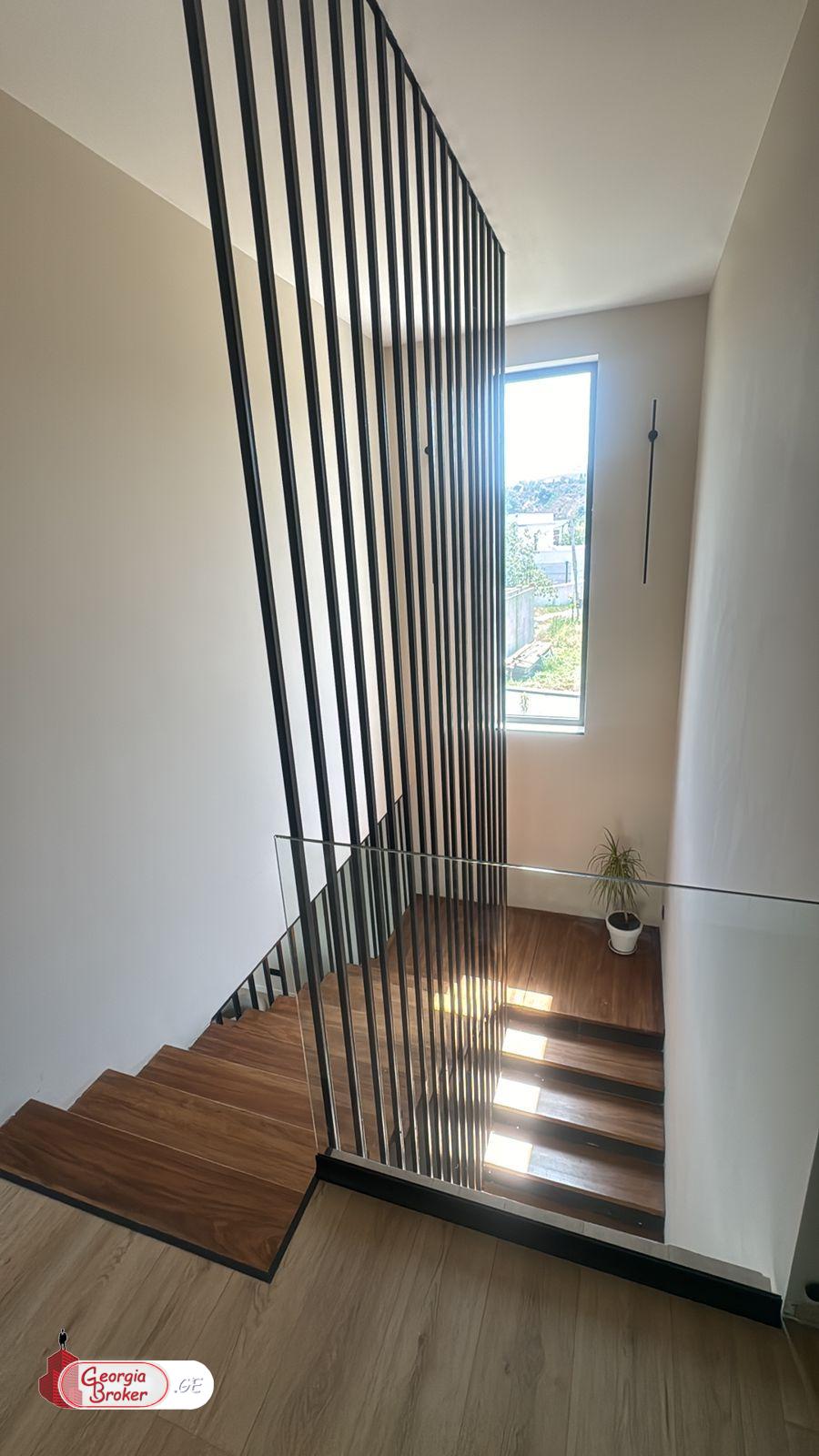 იყიდება ახალი გარემონტებული 7 ოთახიანი სახლი