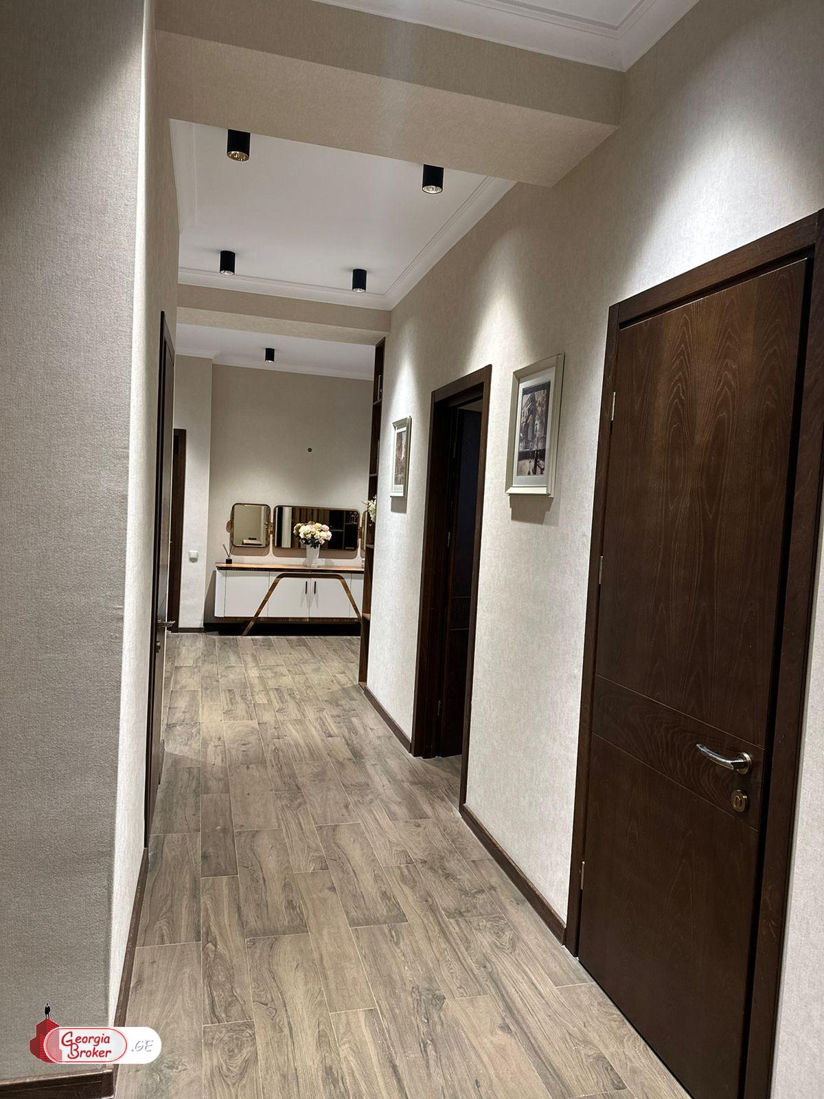 იყიდება ახალი გარემონტებული 5 ოთახიანი ბინა