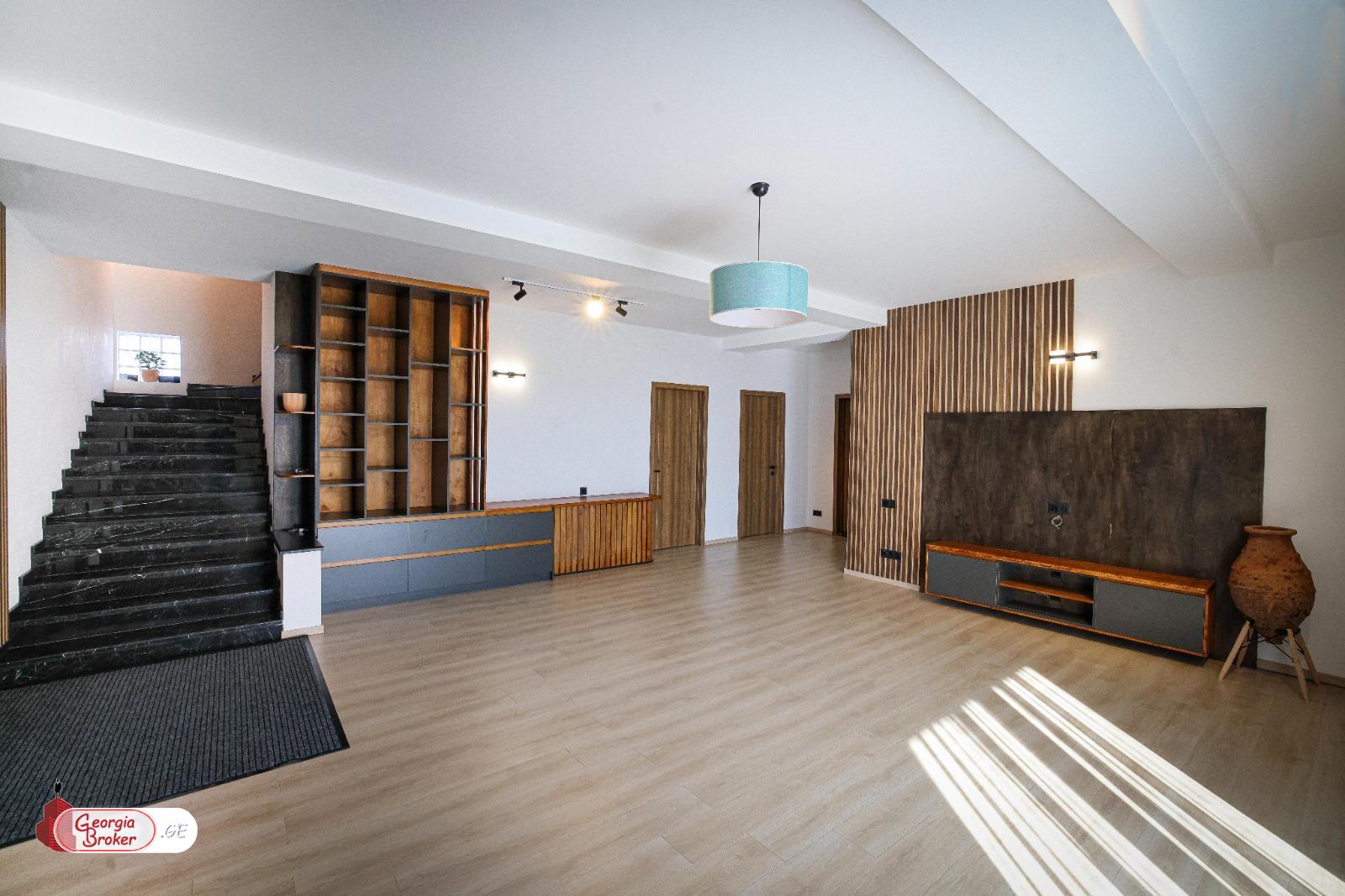 продается дом с новым ремонтом 6-комнат