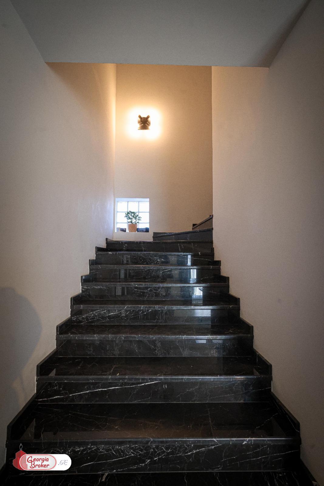 продается дом с новым ремонтом 6-комнат