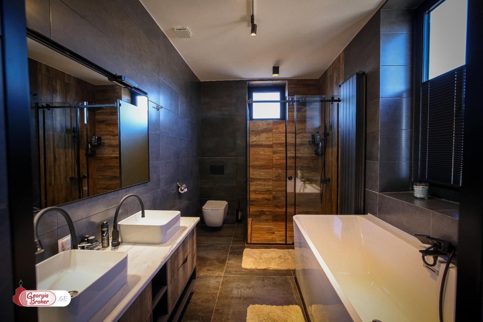 продается дом с новым ремонтом 6-комнат