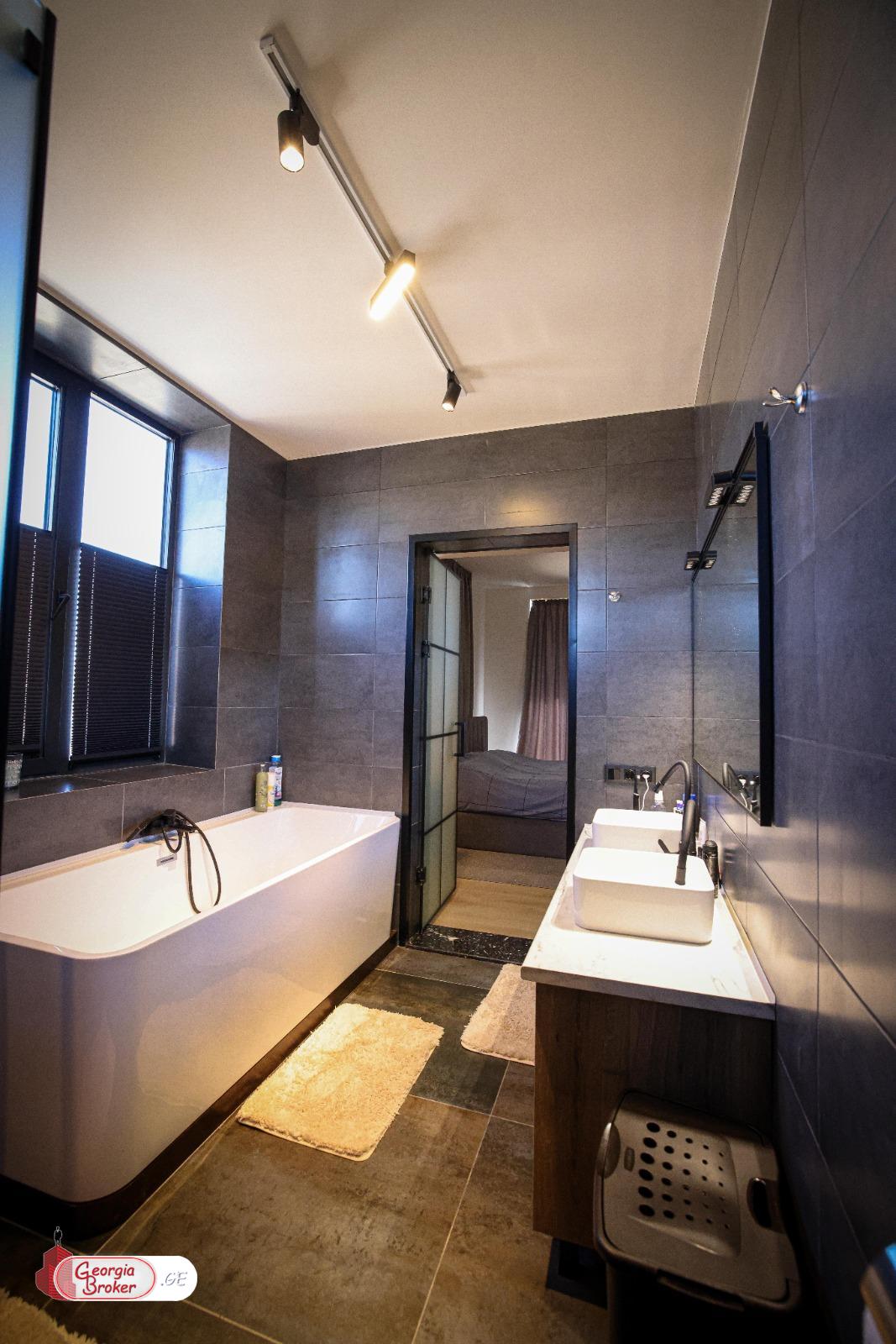 продается дом с новым ремонтом 6-комнат