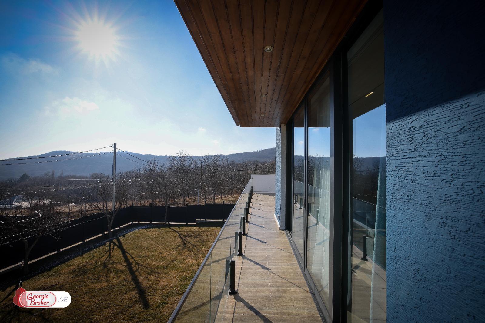 продается дом с новым ремонтом 6-комнат