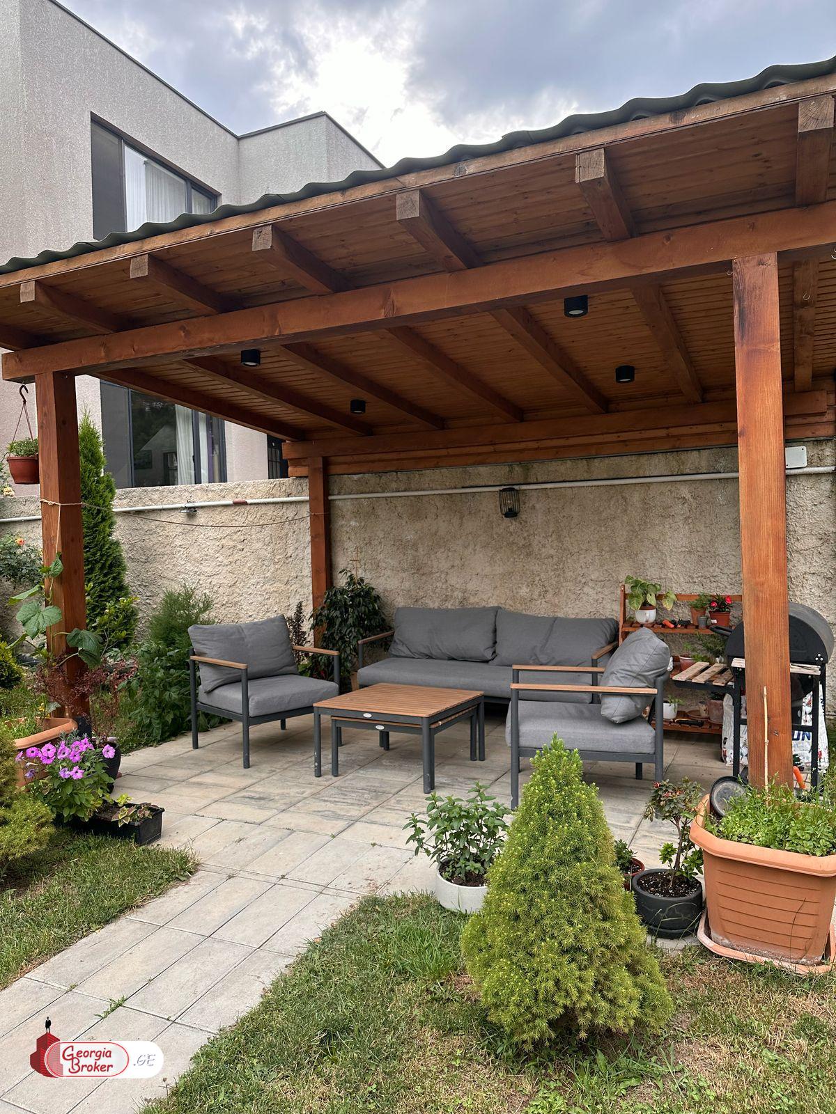 იყიდება ახალი გარემონტებული 6 ოთახიანი სახლი