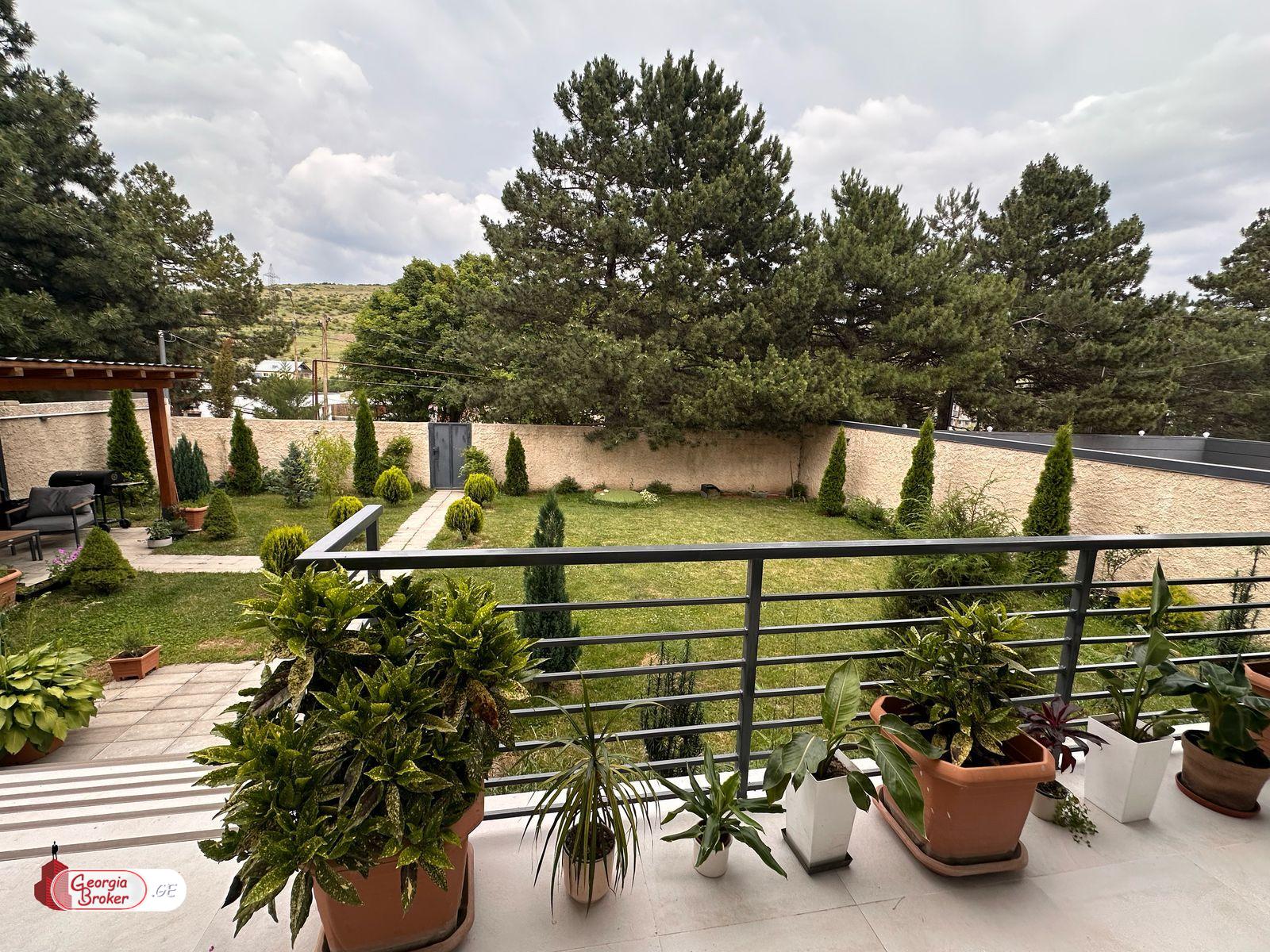 იყიდება ახალი გარემონტებული 6 ოთახიანი სახლი