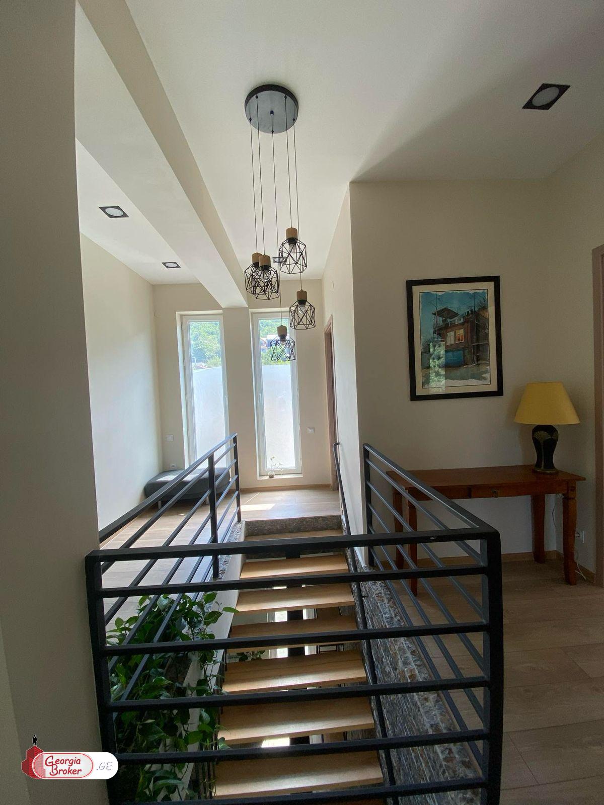 იყიდება ახალი გარემონტებული 6 ოთახიანი სახლი