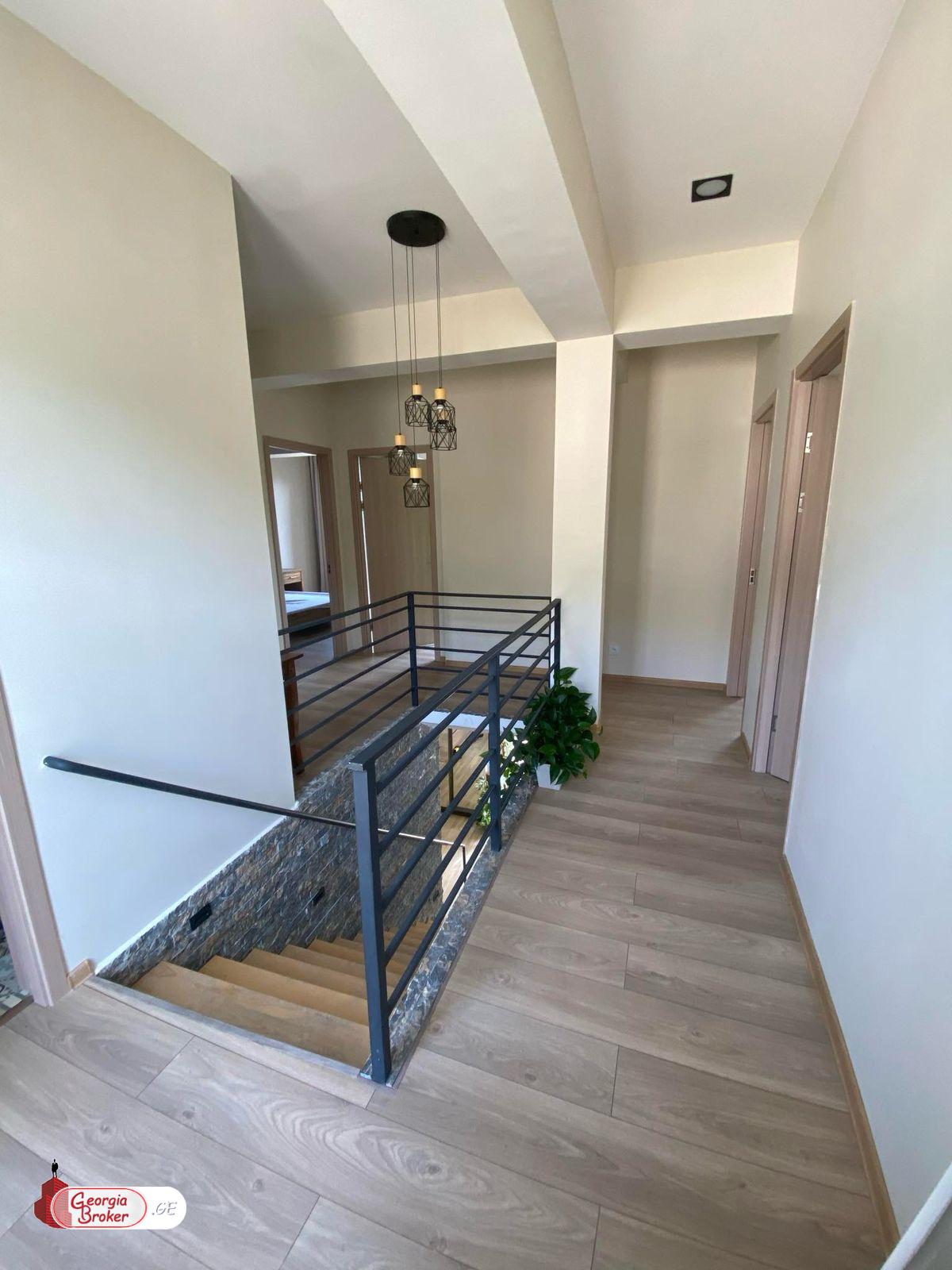 იყიდება ახალი გარემონტებული 6 ოთახიანი სახლი