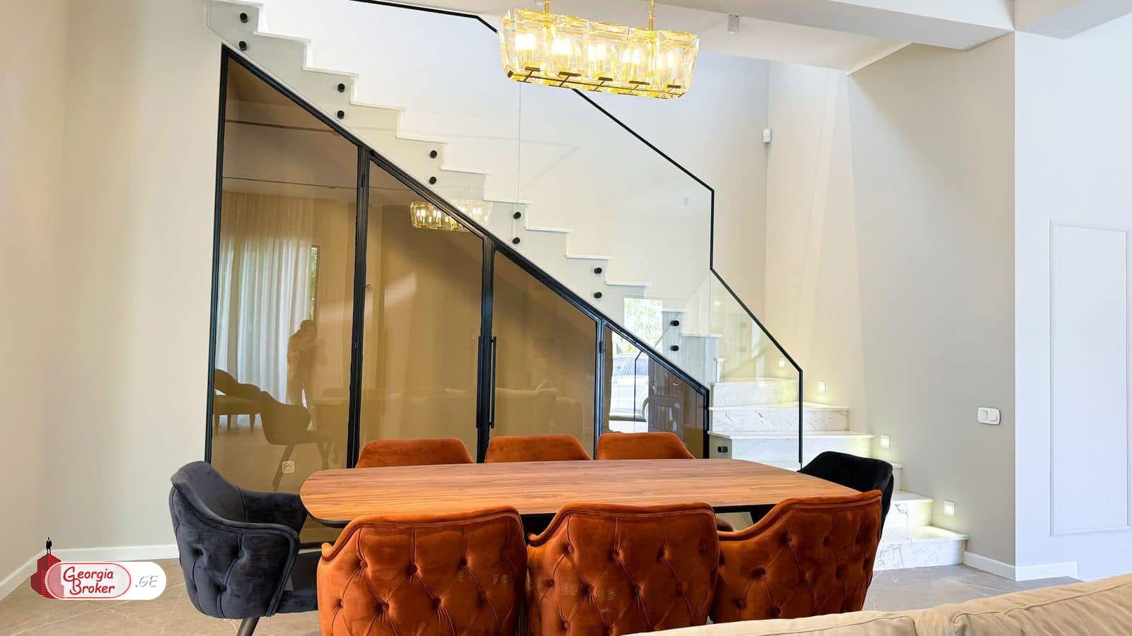 იყიდება ახალი გარემონტებული 8 ოთახიანი სახლი