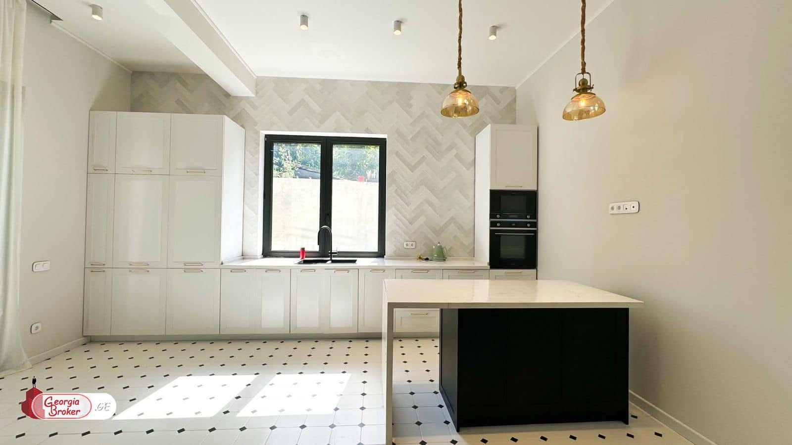 იყიდება ახალი გარემონტებული 8 ოთახიანი სახლი