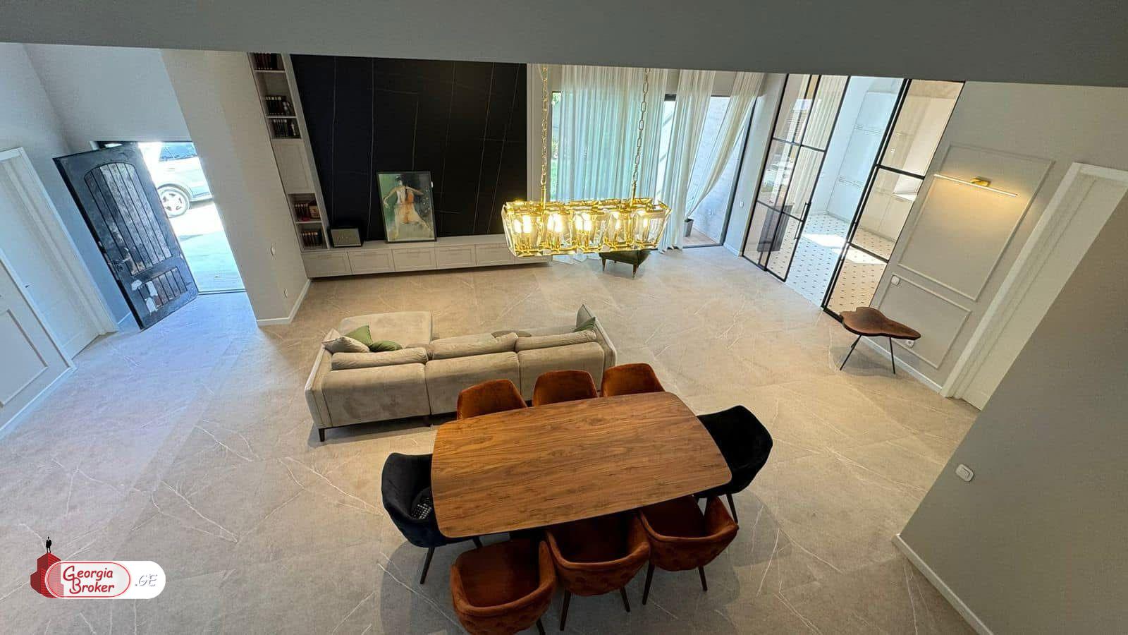 იყიდება ახალი გარემონტებული 8 ოთახიანი სახლი