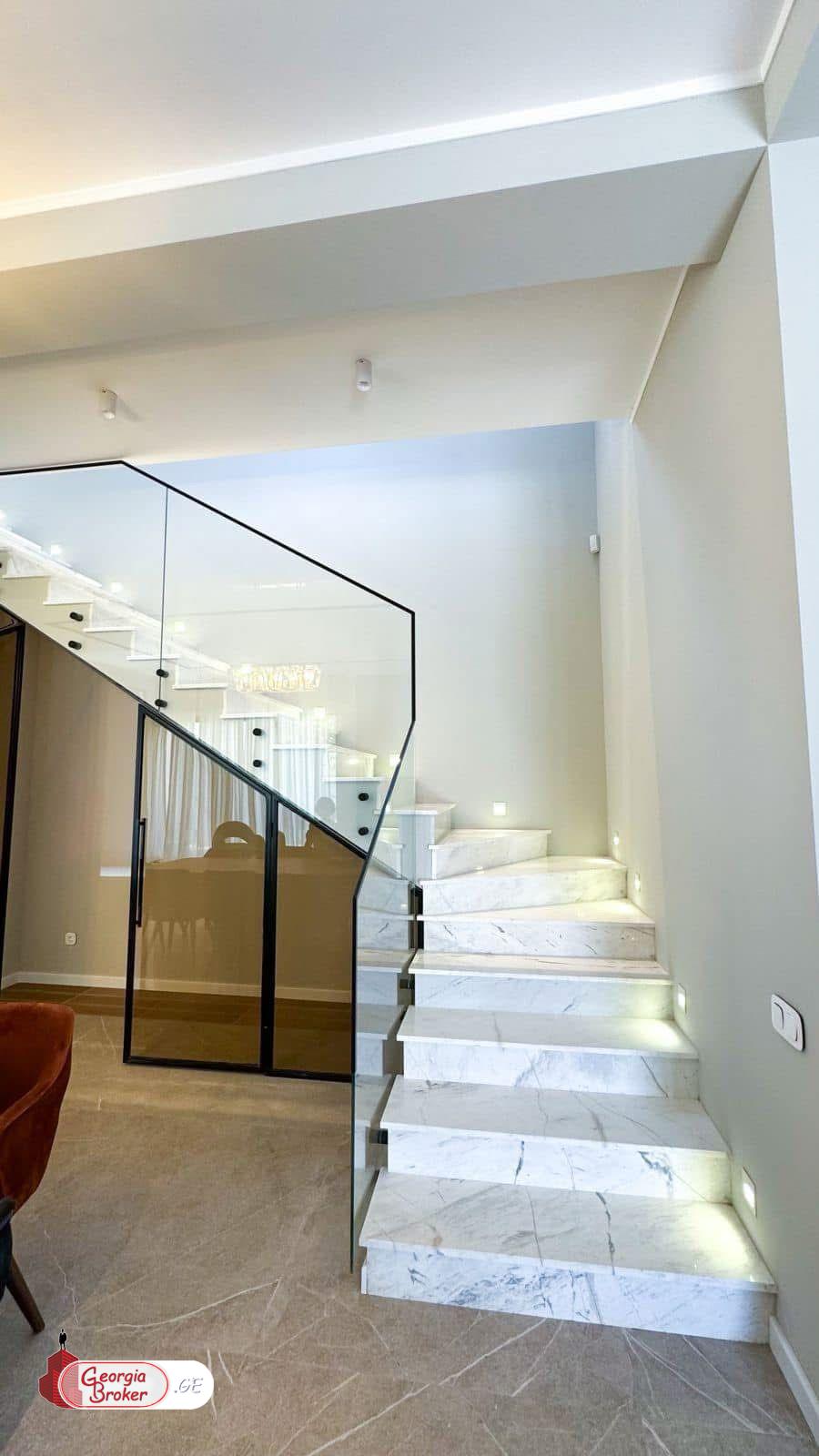 იყიდება ახალი გარემონტებული 8 ოთახიანი სახლი