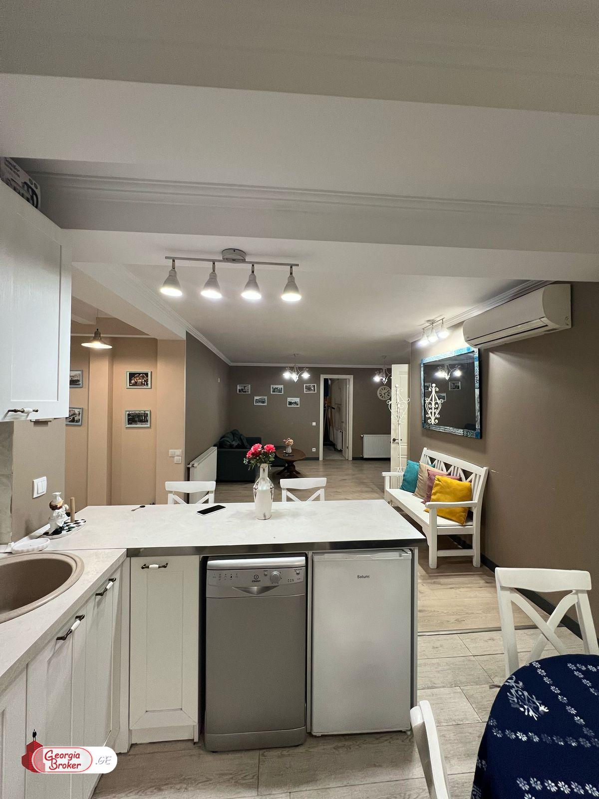 იყიდება ახალი გარემონტებული 5 ოთახიანი ბინა