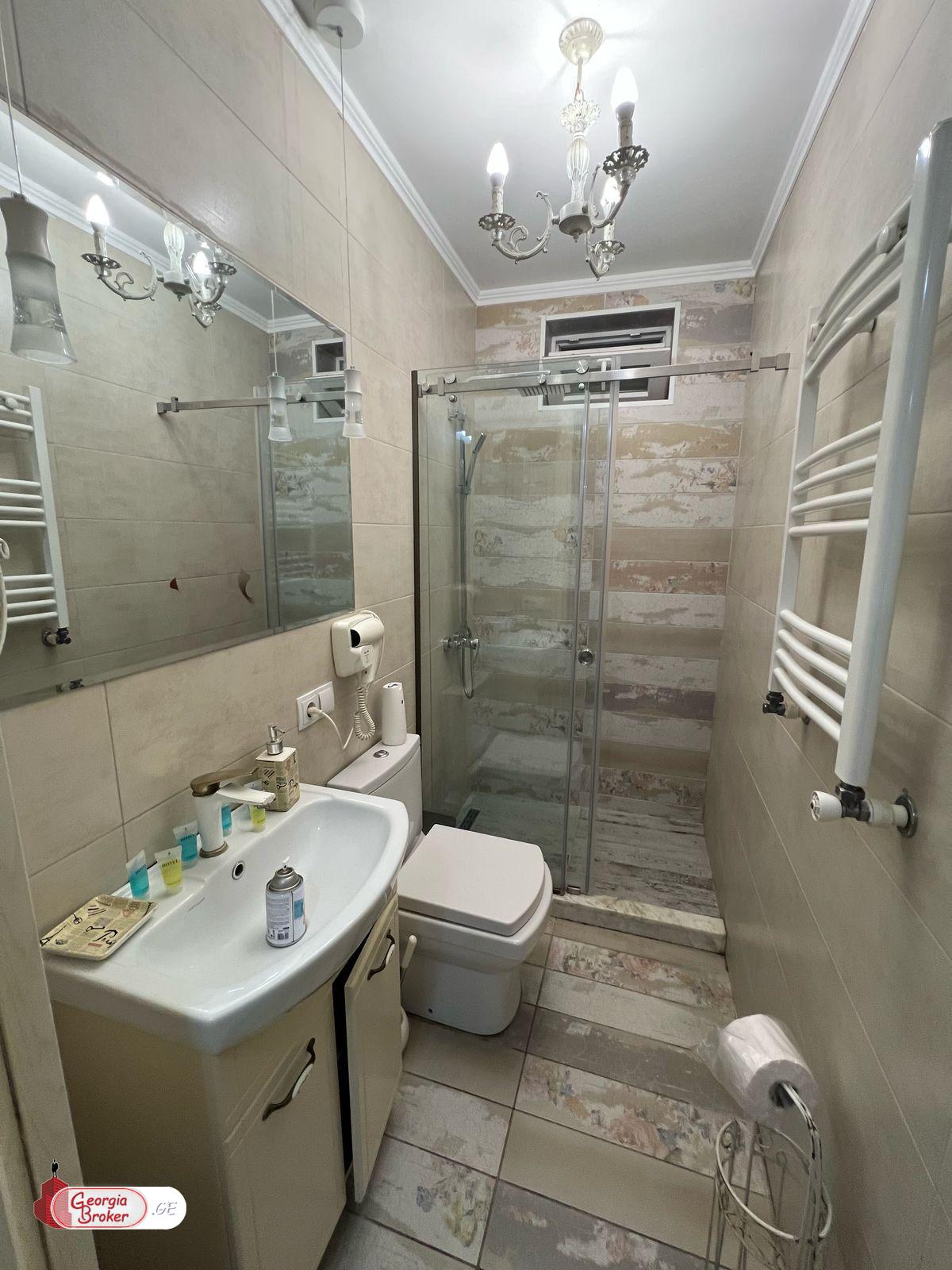 იყიდება ახალი გარემონტებული 5 ოთახიანი ბინა