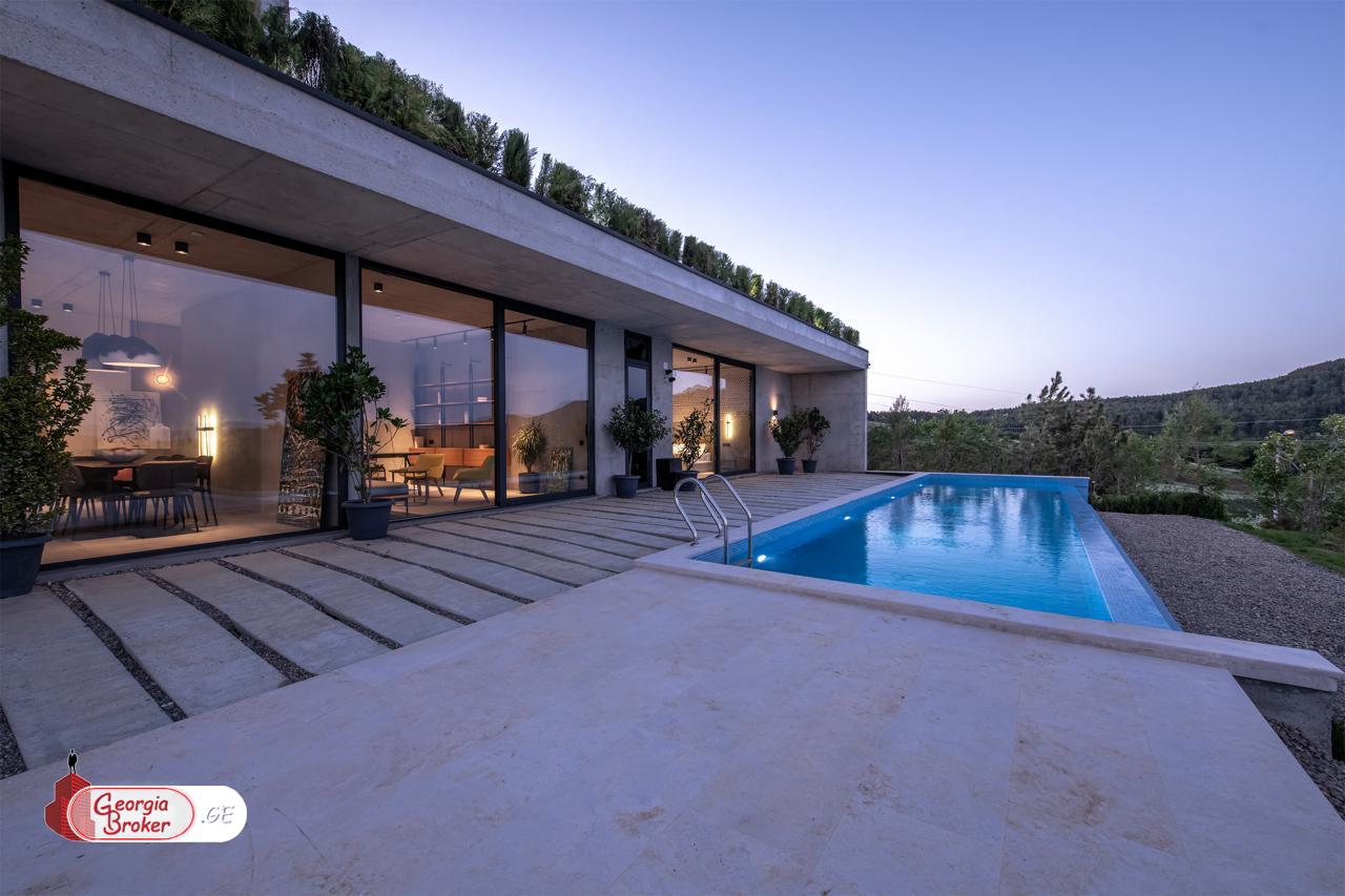 продается дом с новым ремонтом 10-комнат