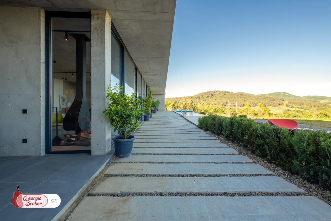 продается дом с новым ремонтом 10-комнат