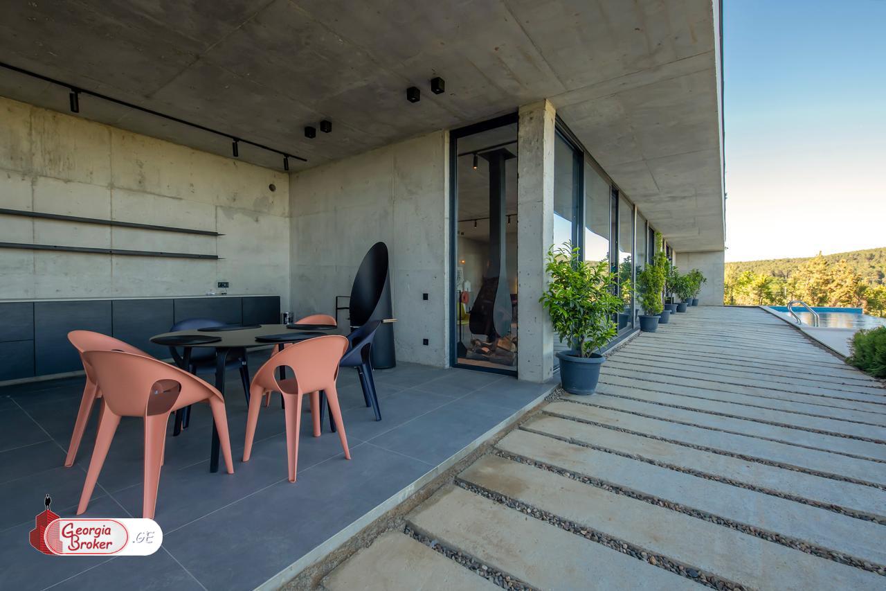 продается дом с новым ремонтом 10-комнат