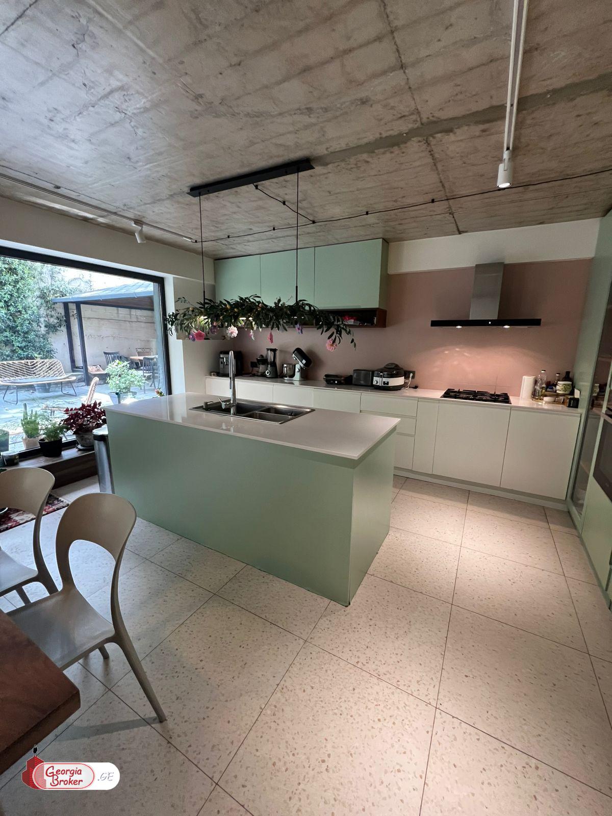 იყიდება ახალი გარემონტებული 7 ოთახიანი სახლი