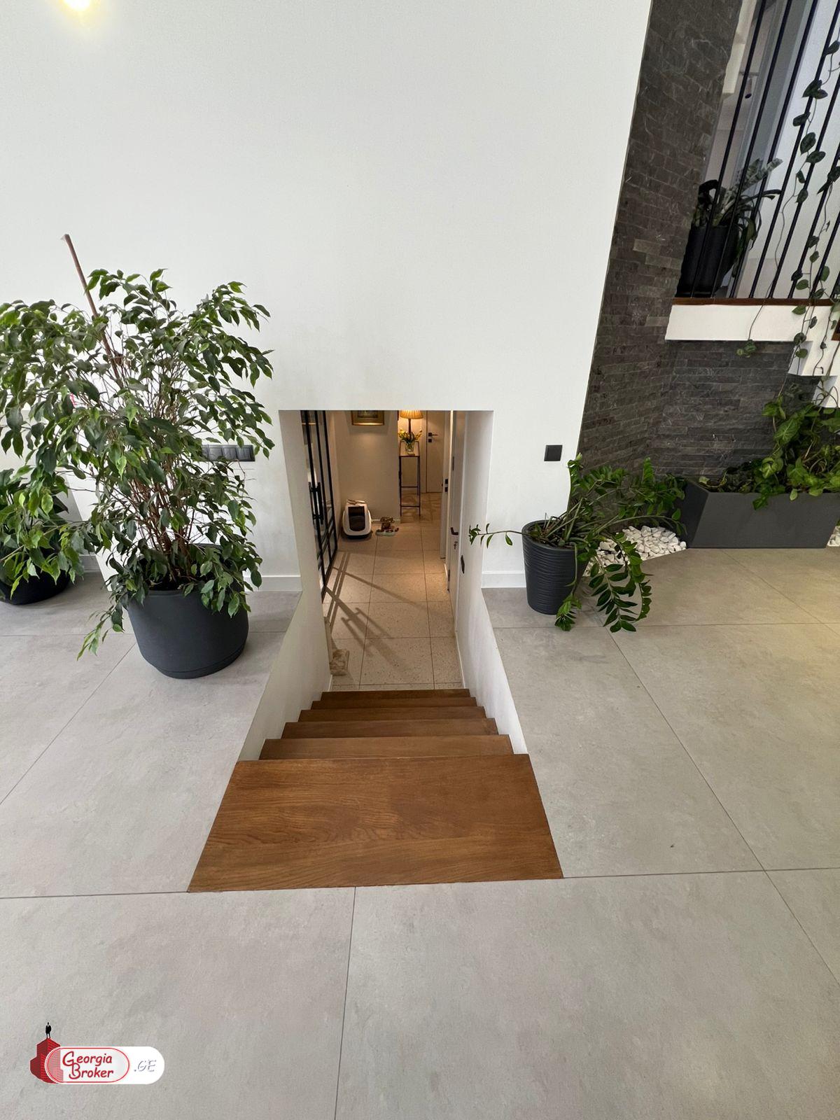 იყიდება ახალი გარემონტებული 7 ოთახიანი სახლი