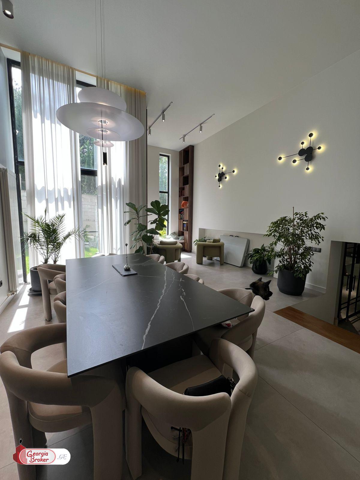 იყიდება ახალი გარემონტებული 7 ოთახიანი სახლი