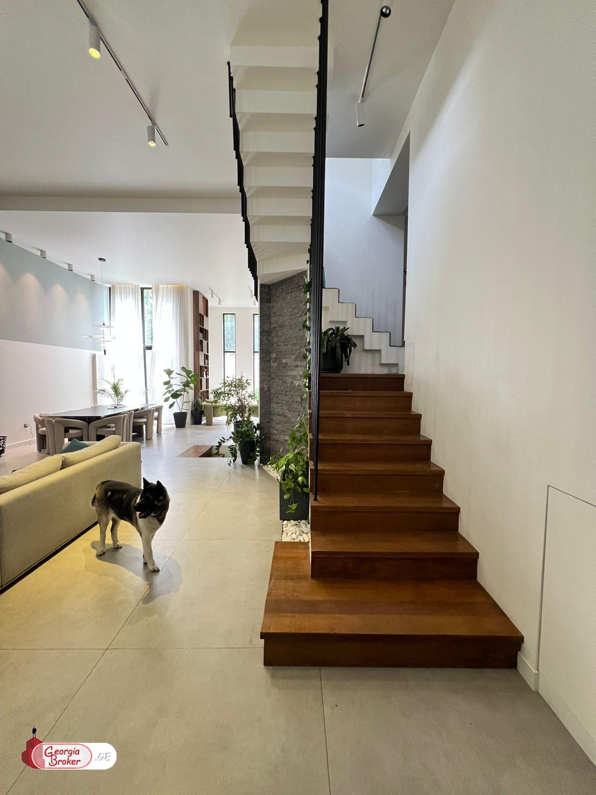 იყიდება ახალი გარემონტებული 7 ოთახიანი სახლი